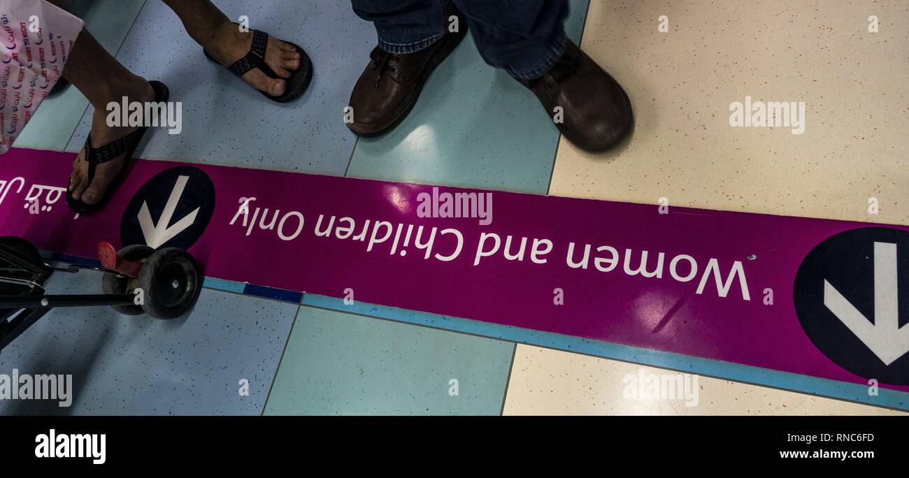 I treni della metropolitana a Dubai sono aree protette per cui solo le donne e i bambini hanno accesso. Gli uomini sono rigorosamente vietato entrare in compartimenti separati sotto pena di punizione. (14 gennaio 2019) | utilizzo in tutto il mondo Foto Stock