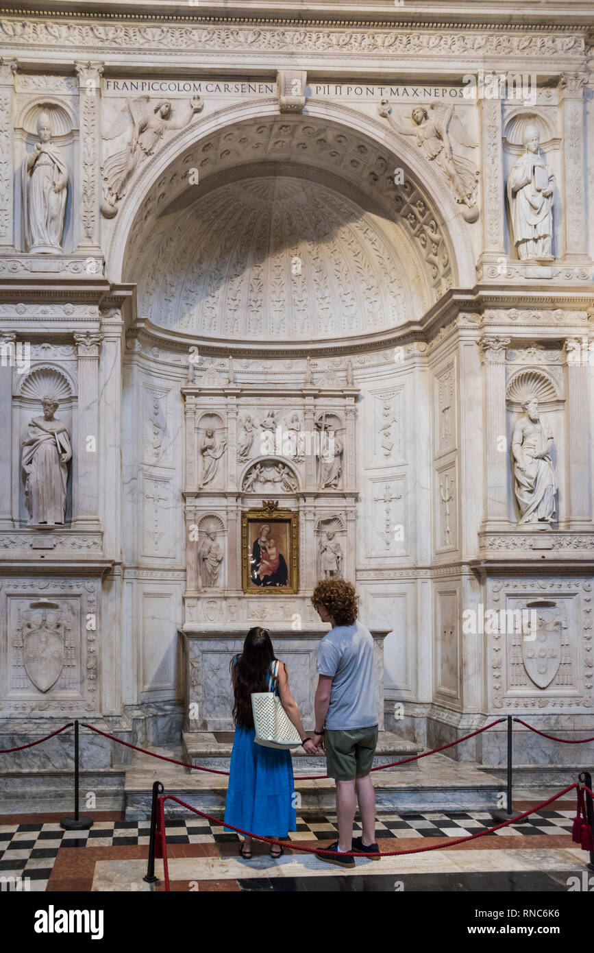 I turisti all'interno del Duomo di Siena (Cattedrale di Siena), Toscana, Italia Foto Stock