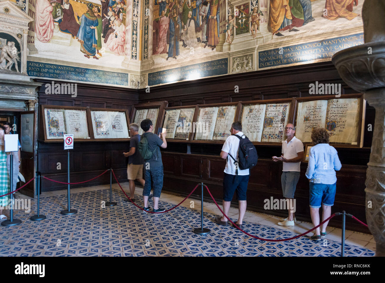 I turisti all'interno della Libreria Piccolomini, Duomo di Siena (Cattedrale di Siena), Toscana, Italia Foto Stock