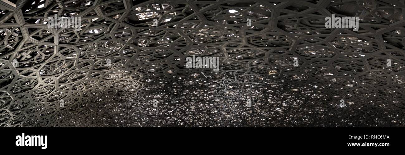 Architettura di un tipo speciale: una insolita costruzione a cupola realizzata in metallo 8.000 stelle abbraccia il Louvre Abu Dhabi (architetto Jean Nouvel). La suggestiva eye-catcher con un diametro di 180 metri è un'opera d'arte in sé. 13 gennaio 2019) | utilizzo in tutto il mondo Foto Stock