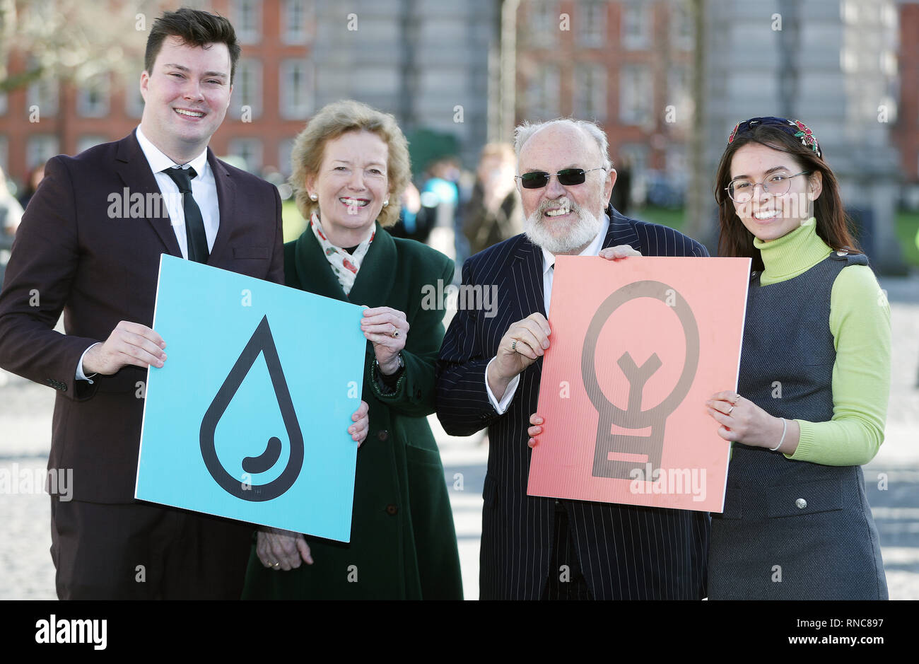 (Da sinistra a destra) Shane De R ha il Trinity College gli studenti Presidente dell Unione, ex Presidente irlandese Mary Robinson, Il Senatore Davis Norris e Pola Radomska, avviare il Trinity College della Settimana verde nel Front Square, il Trinity College di Dublino. Foto Stock