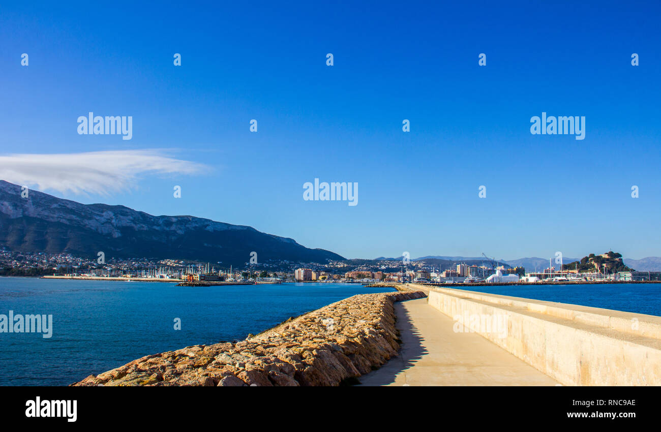 Vista panoramica di un frangiflutti nel porto di Denia, Spagna Foto Stock