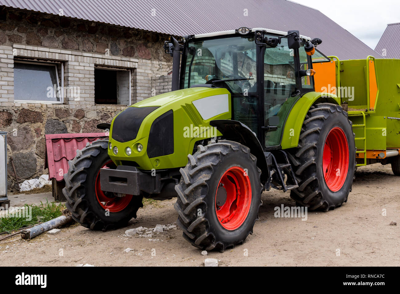 Vista generale di un trattore potente per vari lavori agricoli. Attrezzatura necessaria per un caseificio. Foto Stock