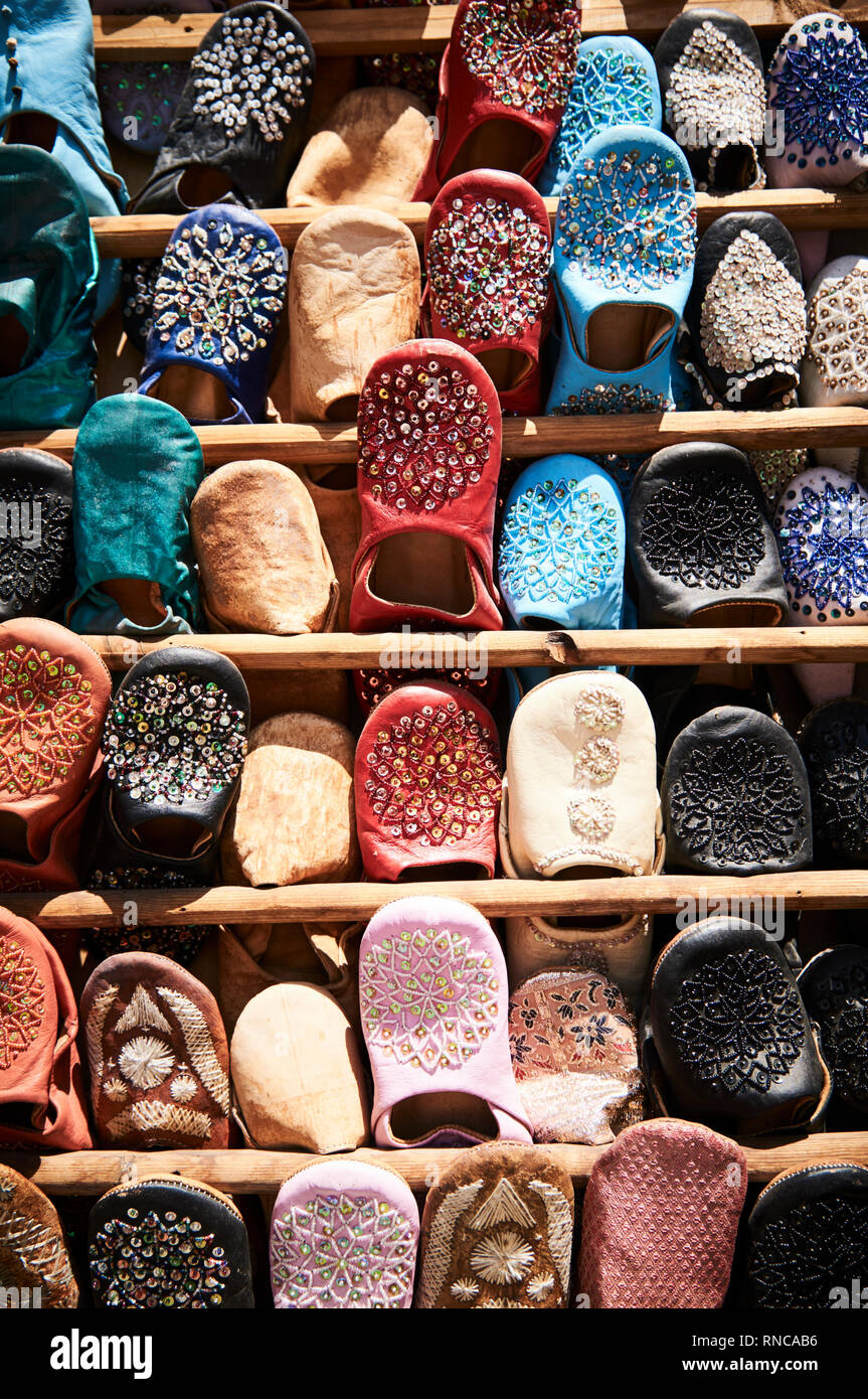 Colorate pantofole in pelle noto come babouches, in luogo di mercato di un souk di Marrakech, Marocco Foto Stock