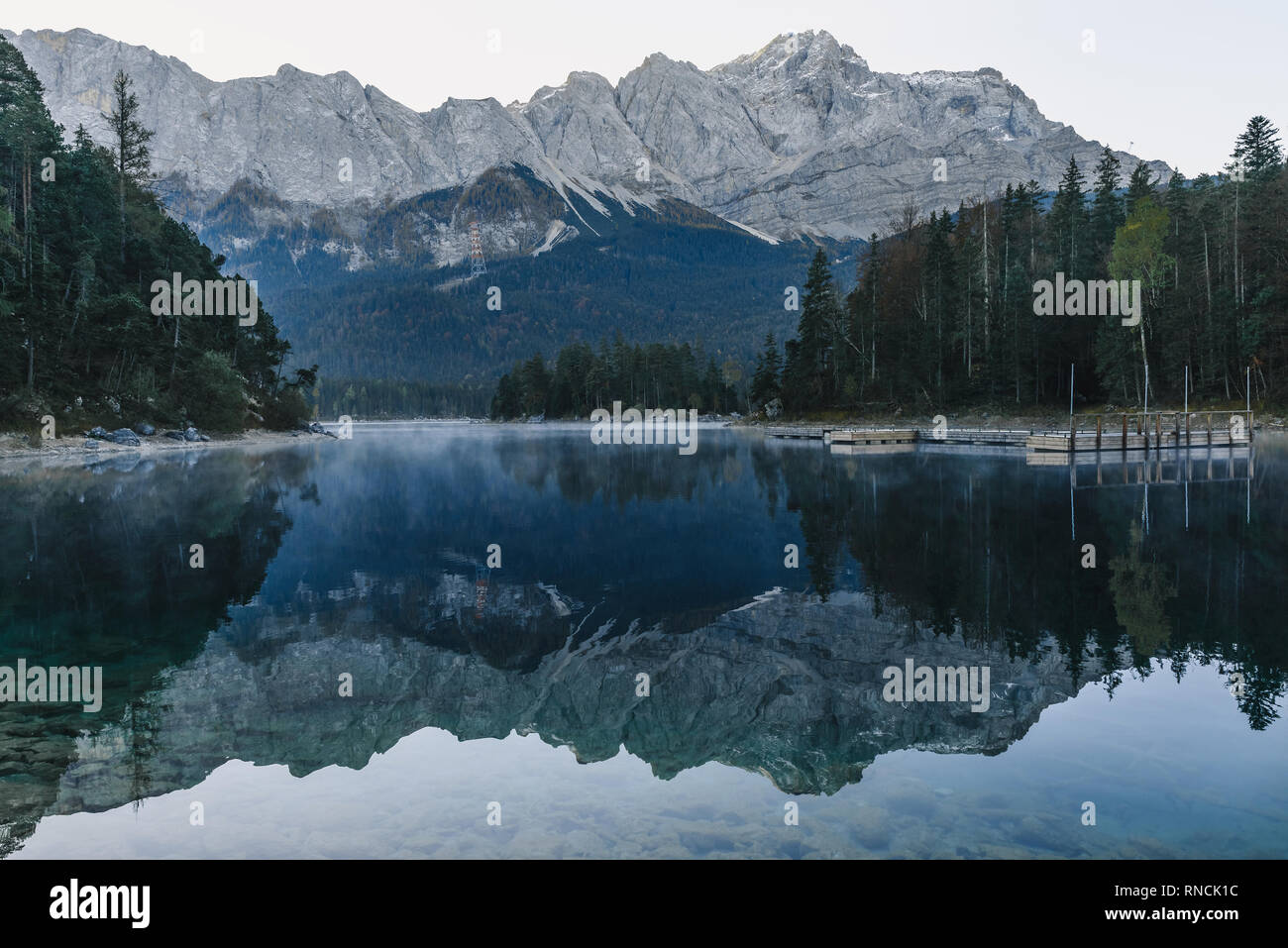 Montagna Lago Eibsee nelle Alpi Bavaresi al mattino con la riflessione, Germania, Europa Foto Stock