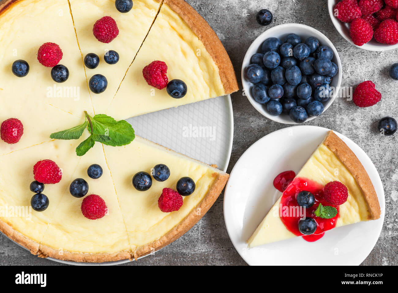 Classic Cheesecake A Fette Con Marmellata Su Sfondo Di Pietra Vista Dall Alto Ottima Colazione Foto Stock Alamy