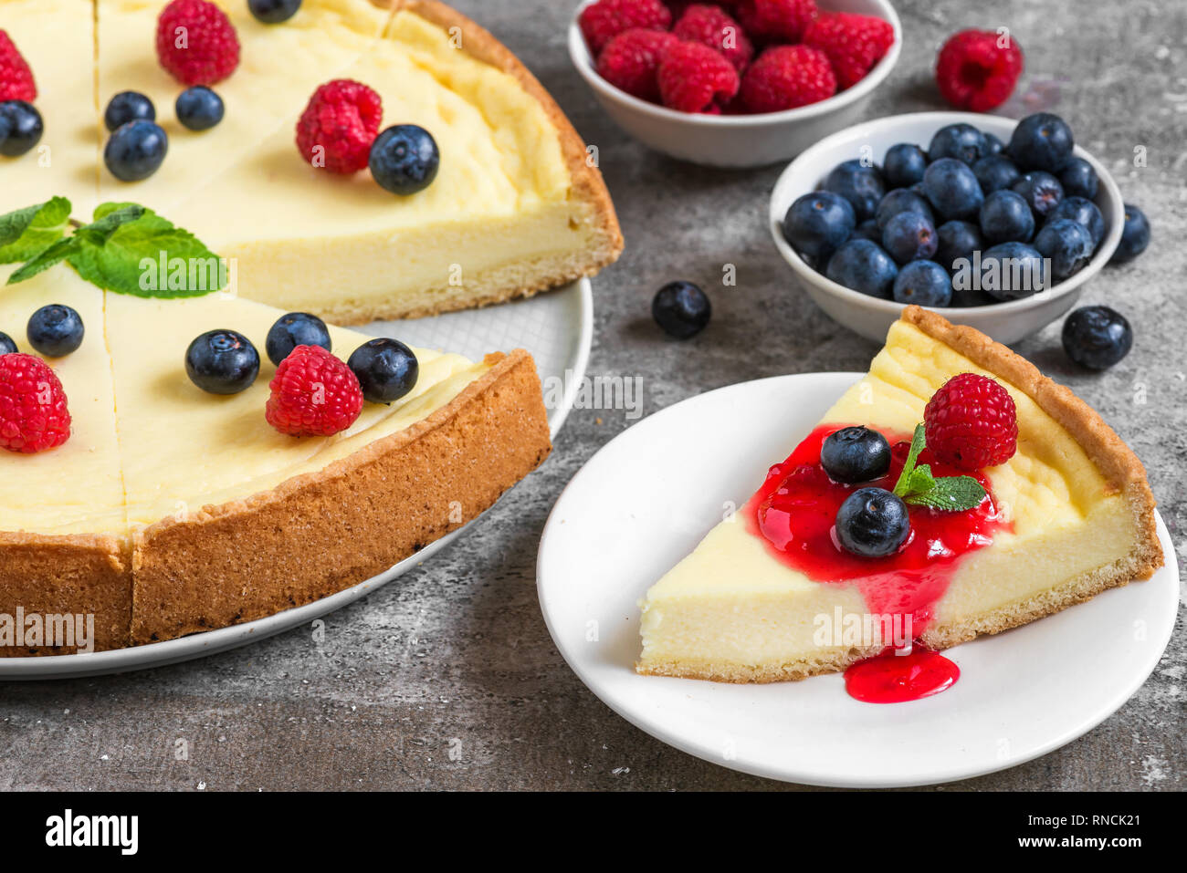 Classic Fette Di New York Cheesecake Con Frutti Di Bosco Freschi E Marmellata Su Sfondo Di Pietra Vicino Ottima Colazione Foto Stock Alamy