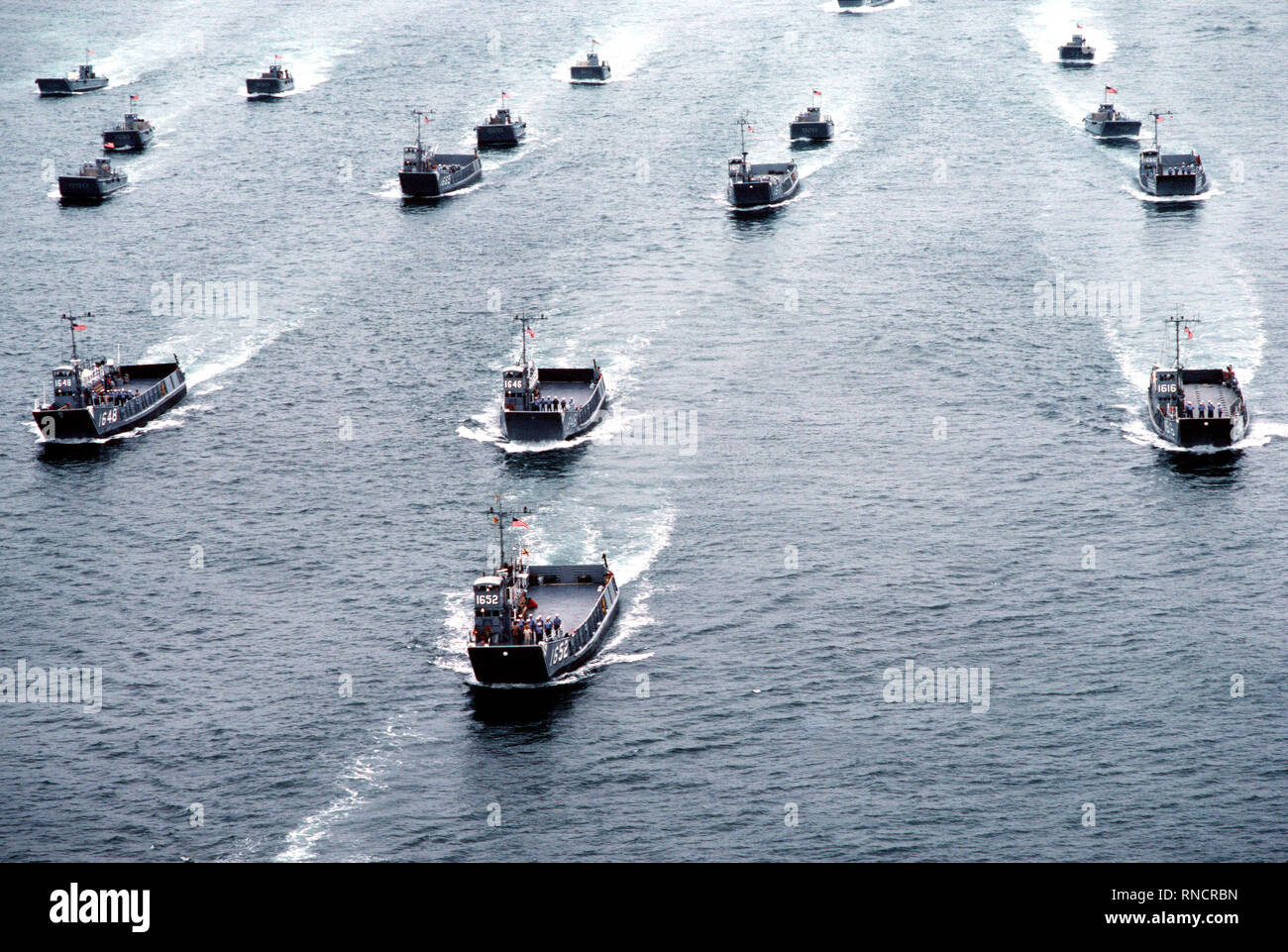 1982 - Un'antenna porta vista di prua di utilità e mechanized landing craft attaccato al mestiere di assalto unità uno (ACU-1) durante un atterraggio pratica presso il Silver Strand area di North Island. Foto Stock
