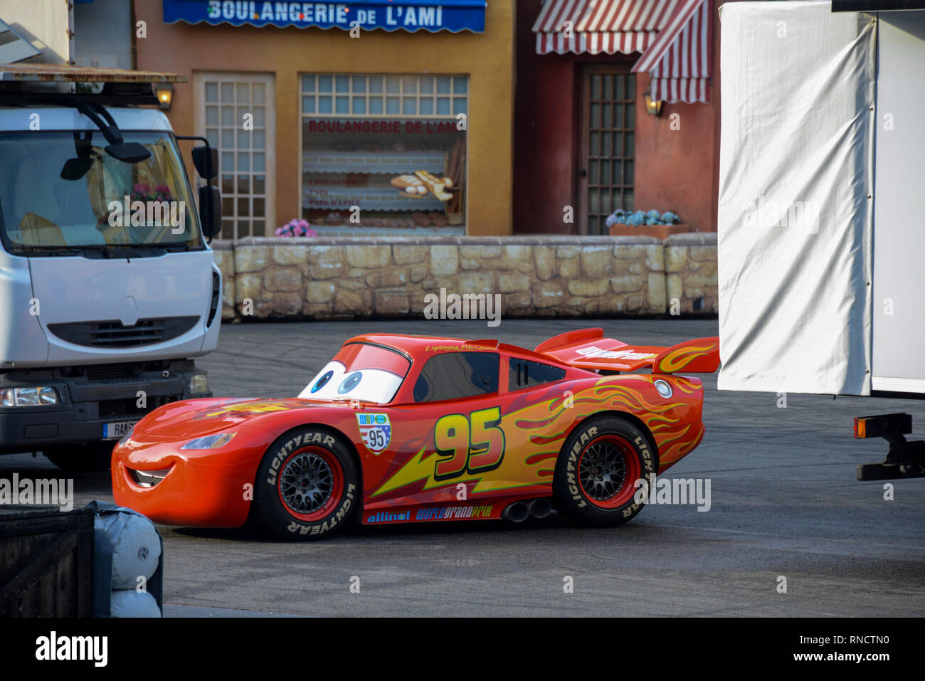 Francia, Parigi - 28 Febbraio 2016 - Lightning McQueen racing car dal film di automobili, la realizzazione di una mostra all'interno di Disney Studios Foto Stock