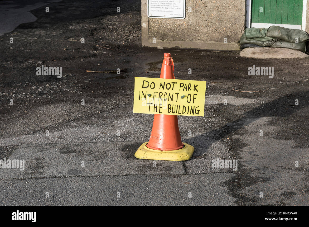 Un cartello scritto a mano su un cono stradale. Foto Stock