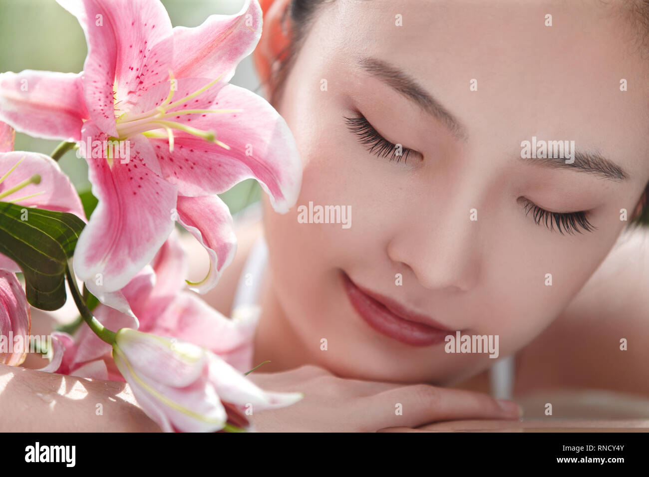La giovane donna fa spa Foto Stock