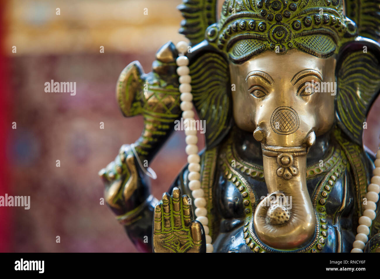 Tempio indù con una statua di Ganesh sull altare Foto Stock