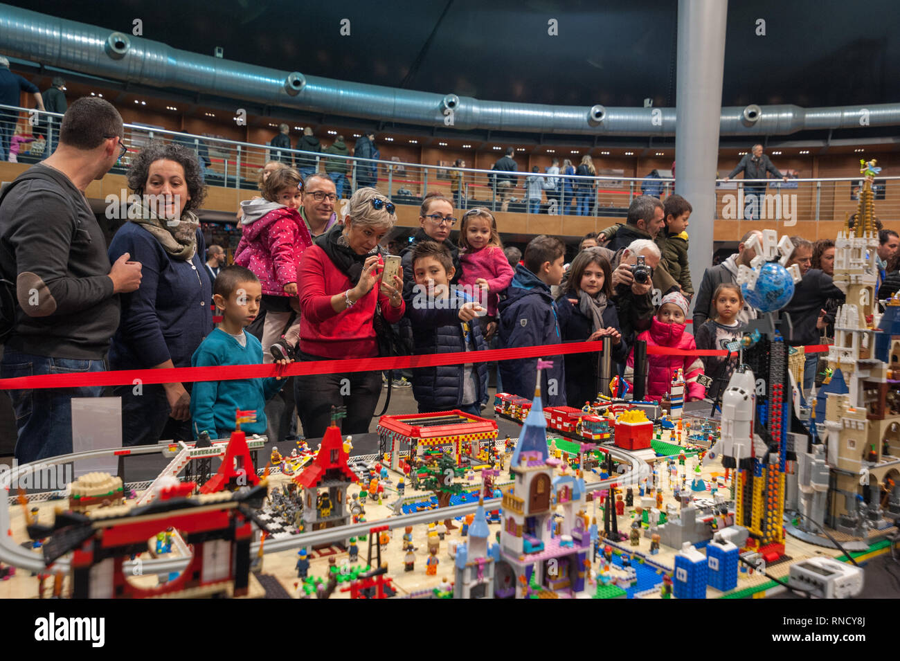 Firenze, Italia - 11 Novembre 2017: Visitatori presso la "Firenze mattoni Festival' ammirato un modello costruito interamente con Lego mattoni in plastica. Foto Stock