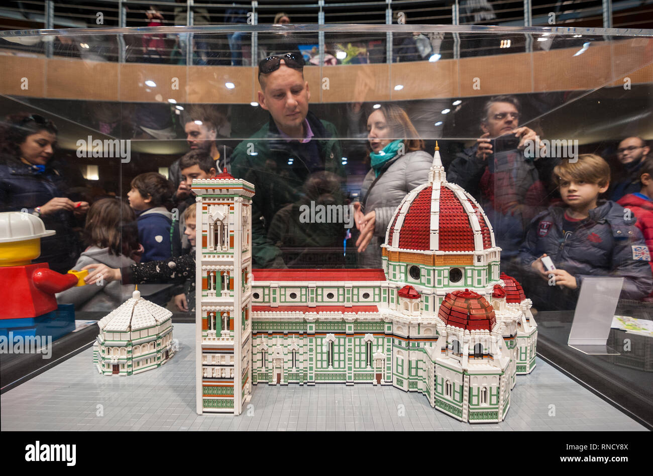 Visitatori presso la "Firenze mattoni Festival' ammirato un duomo di Firenze modello costruito interamente con Lego di mattoni in plastica. Foto Stock