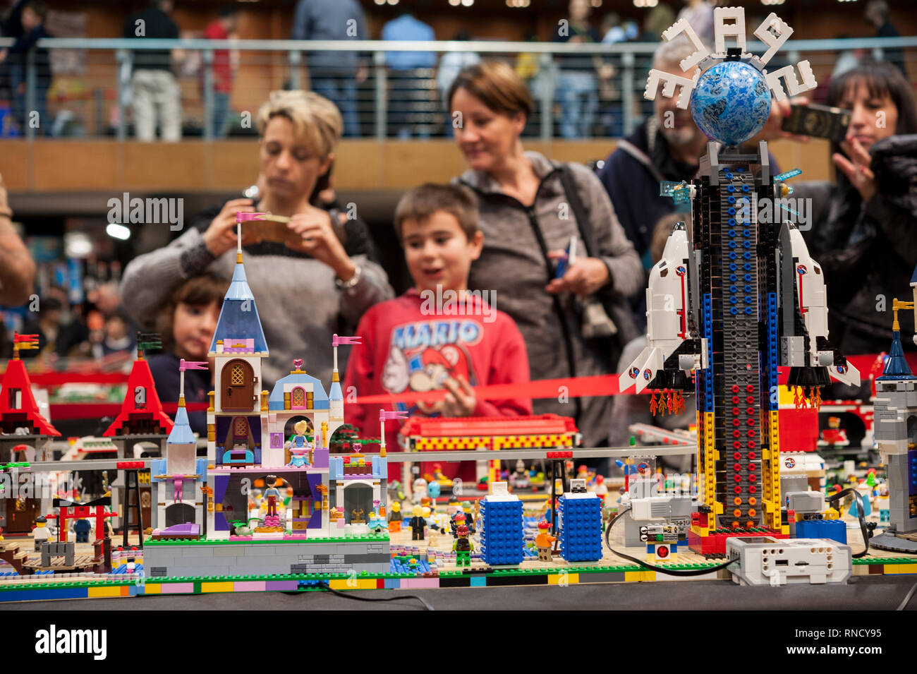 Firenze, Italia - 11 Novembre 2017: Visitatori presso la "Firenze mattoni Festival' ammirato un plastico costruito interamente con Lego mattoni in plastica. Foto Stock