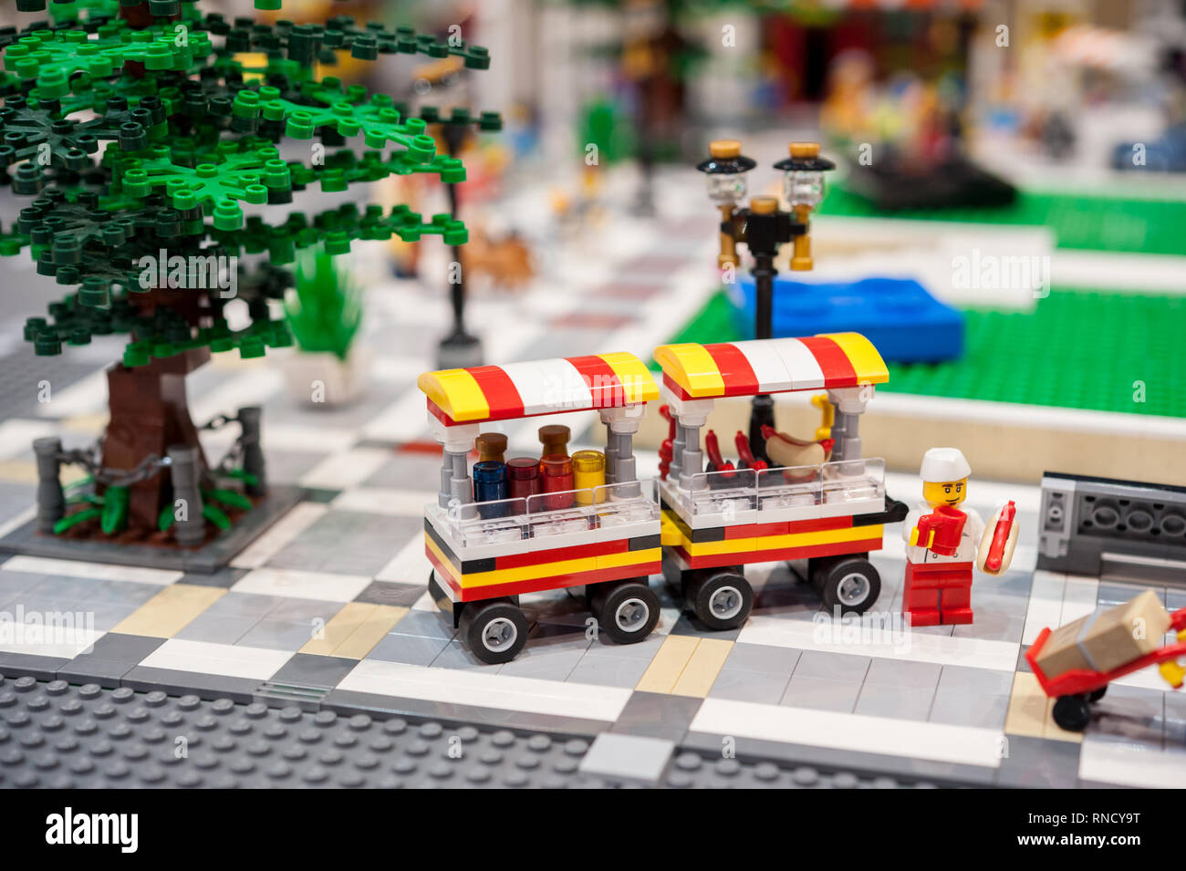 Il paesaggio urbano in plastica con modello hot-dog vendor Foto Stock