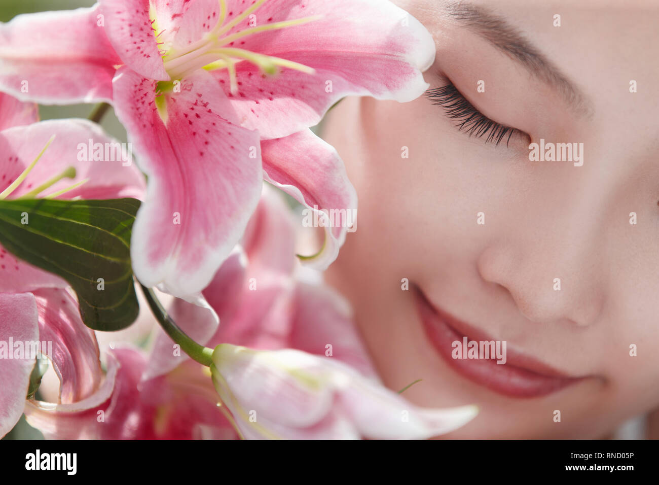 La giovane donna fa spa Foto Stock