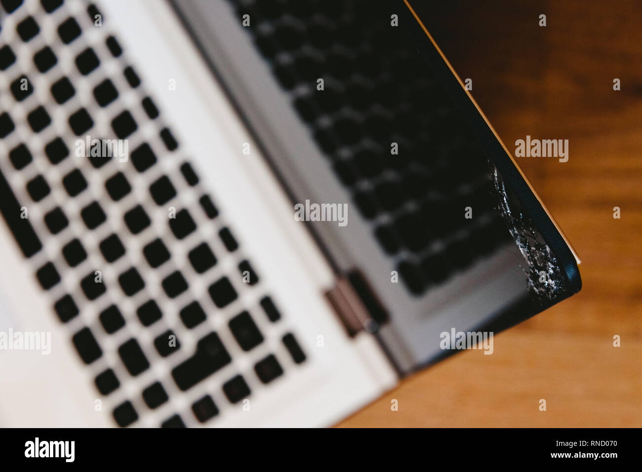 Lo schermo del computer portatile con il vetro rotto da incidente Foto  stock - Alamy