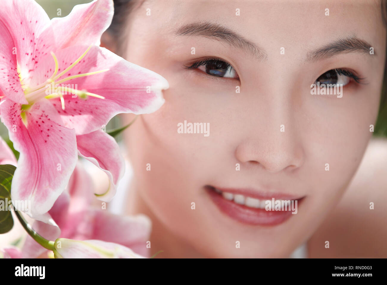 La giovane donna fa spa Foto Stock