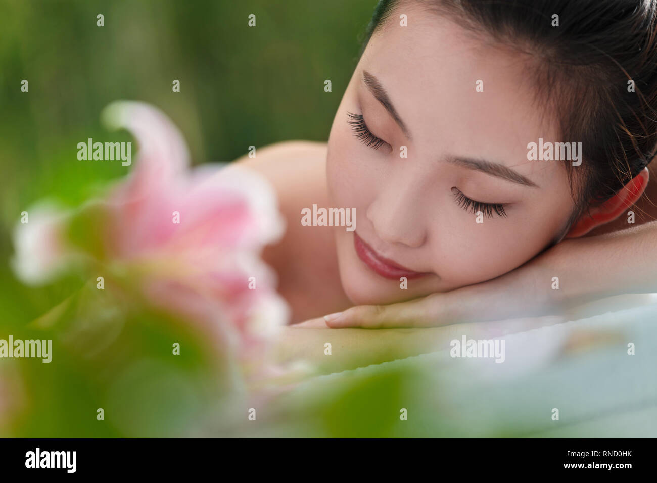 La giovane donna fa spa Foto Stock