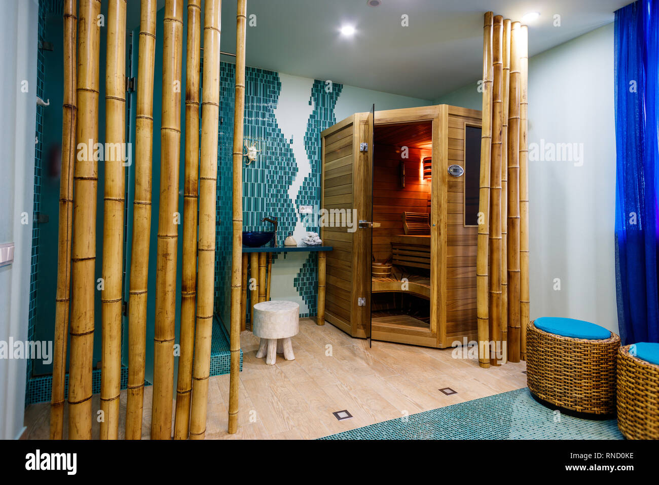 Piccola sauna in legno cabina in una spa salone. Foto Stock