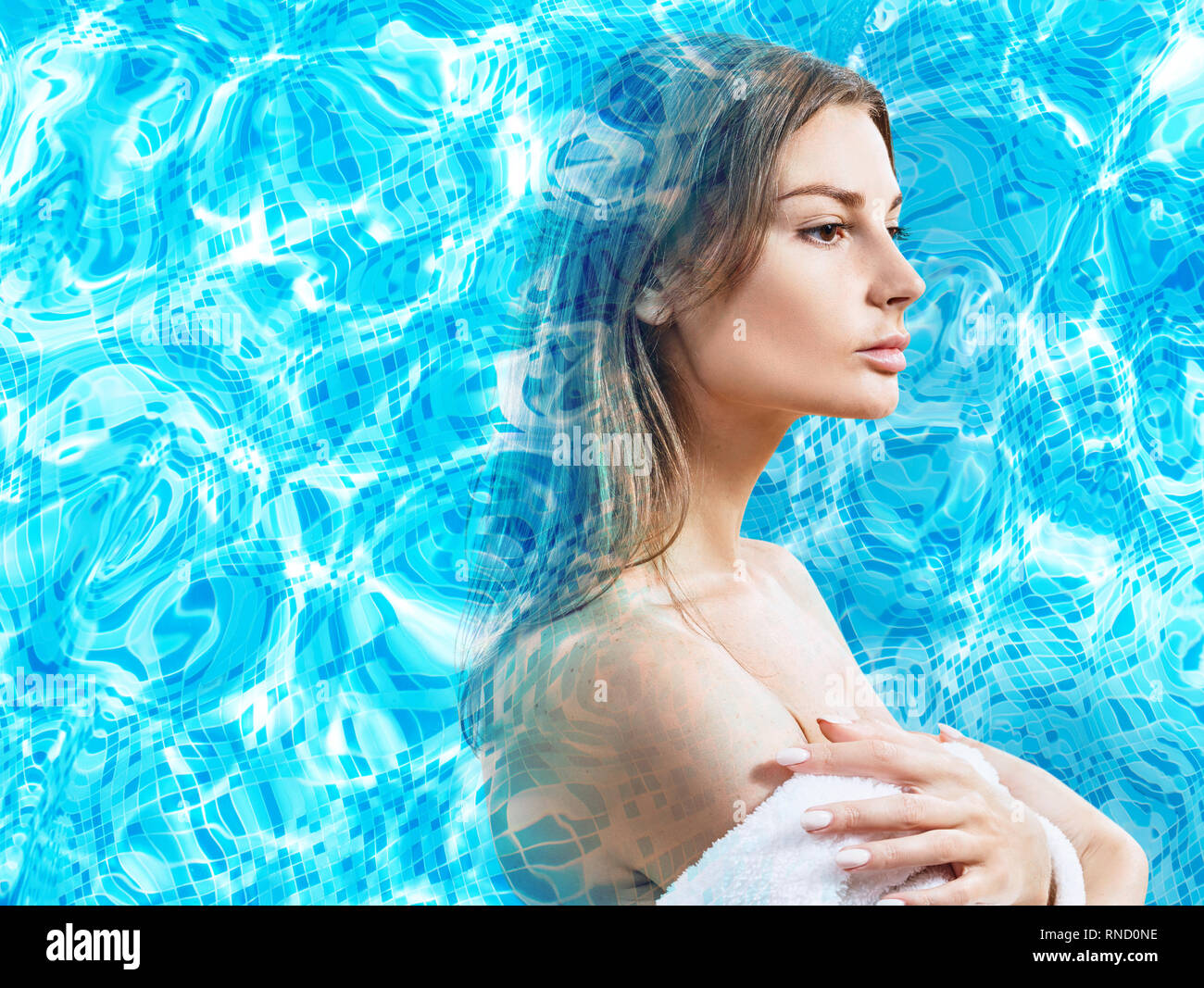 Doppia esposizione di volto femminile e una piscina di acqua corrente di ripple. Foto Stock