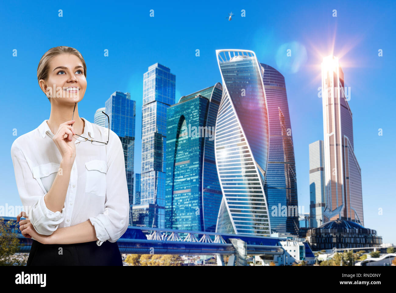 Young business woman detiene i bicchieri e cercando con ispirazione Foto Stock