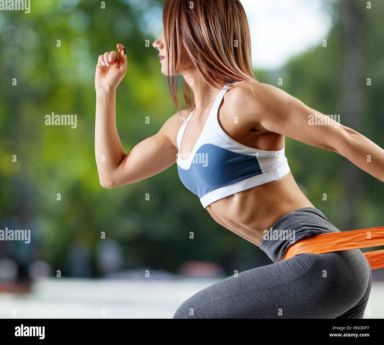 Sporty giovane donna jogging all'aperto in estate. Foto Stock