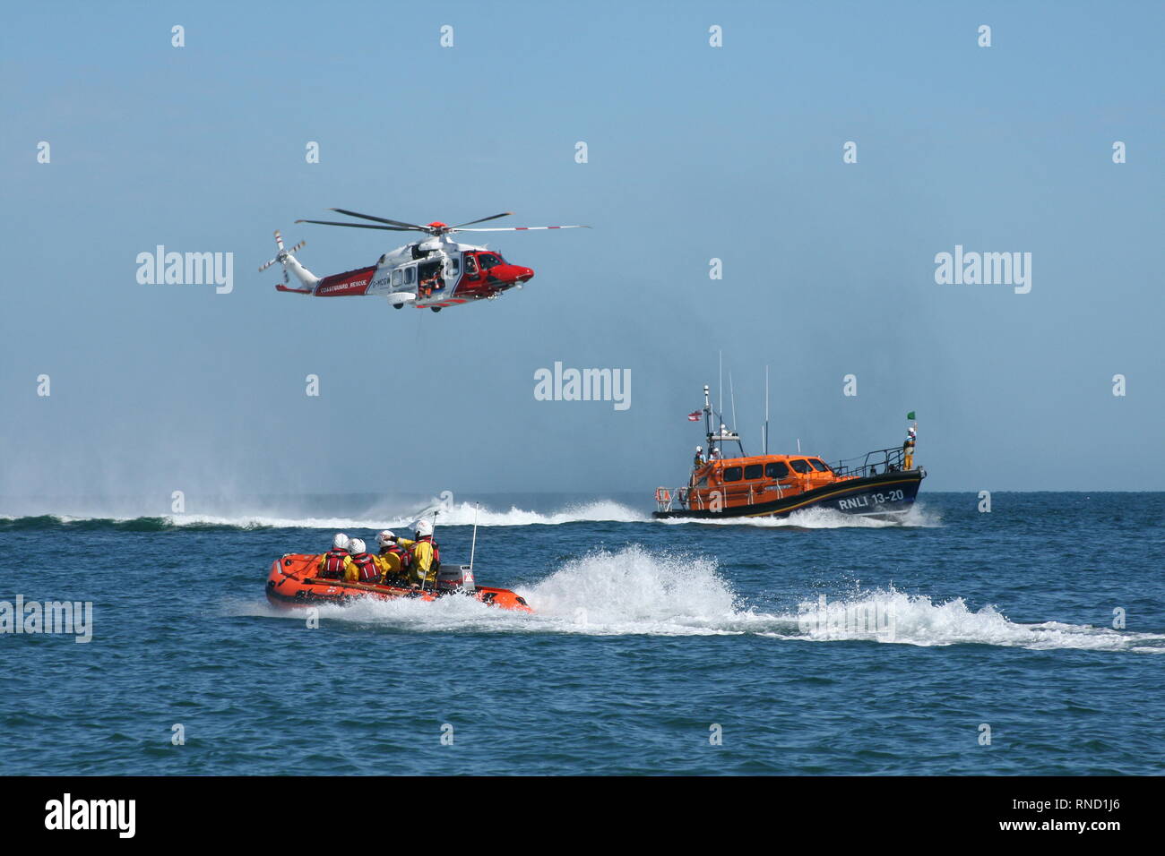 La scialuppa di salvataggio Selsey, gommoni di salvataggio e la Guardia Costiera raffigurato in elicottero a Selsey scialuppa di salvataggio giorno nel mese di agosto 2018 Foto Stock