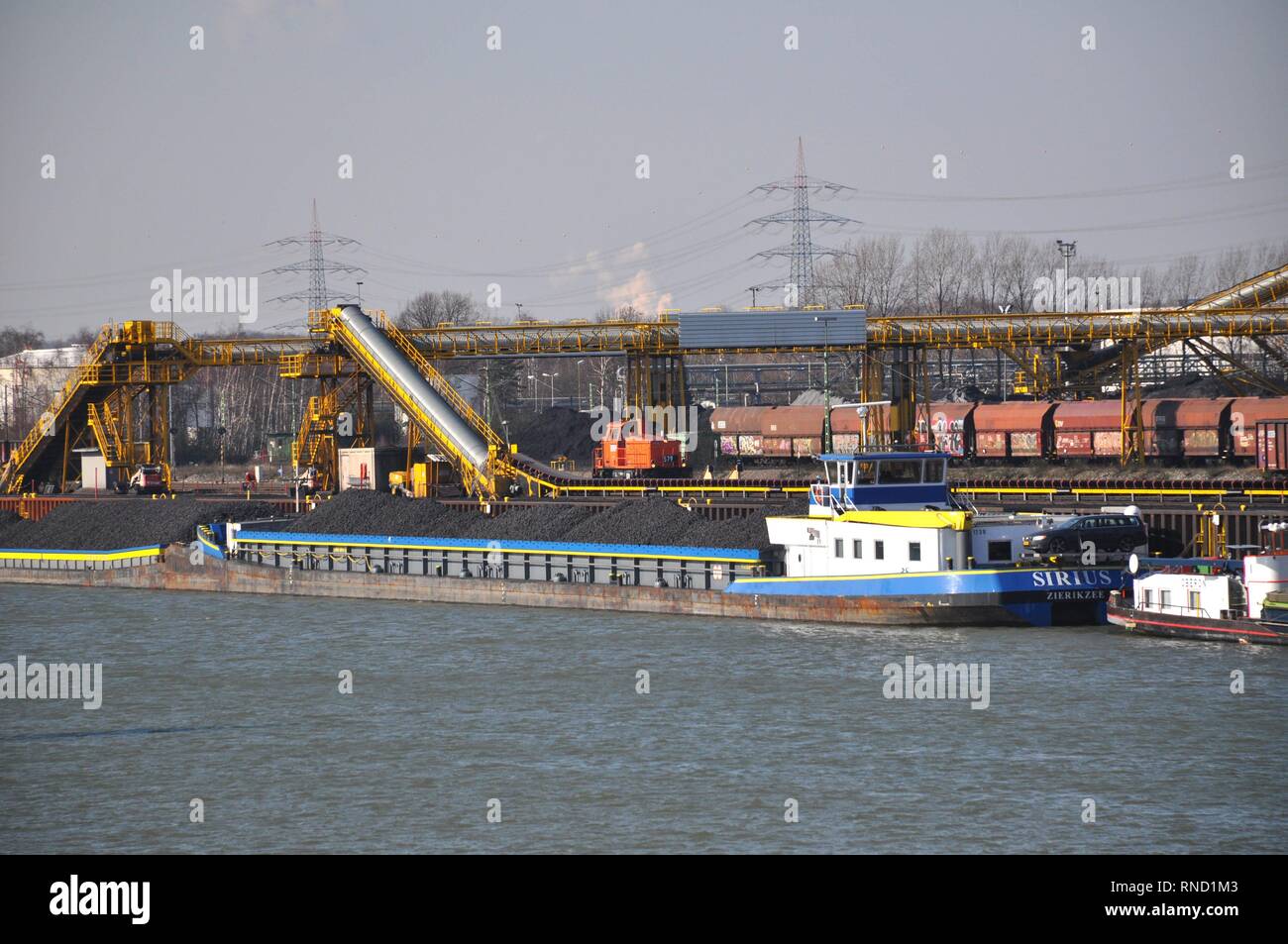 Il trasbordo del carbone importato per la cokeria e coke su 20.07.2016 nel porto di carbone di Bottrop - Germania. | Utilizzo di tutto il mondo Foto Stock