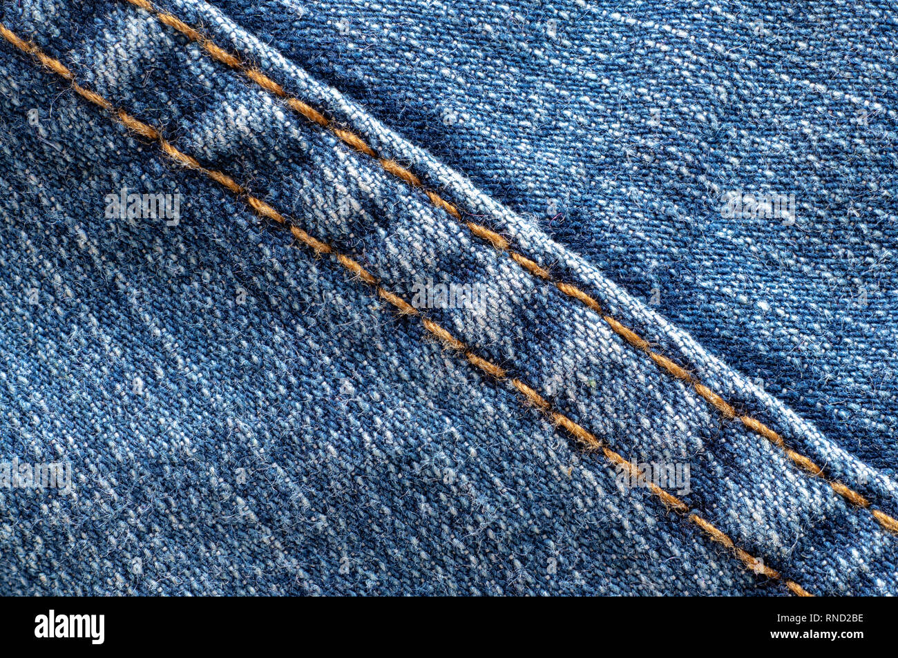 Denim o ruvida stoffa di cotone o materiale di jeans con cucitura per il  tessile testurizzato sullo sfondo di un blu tenue colore. Macro shot Foto  stock - Alamy