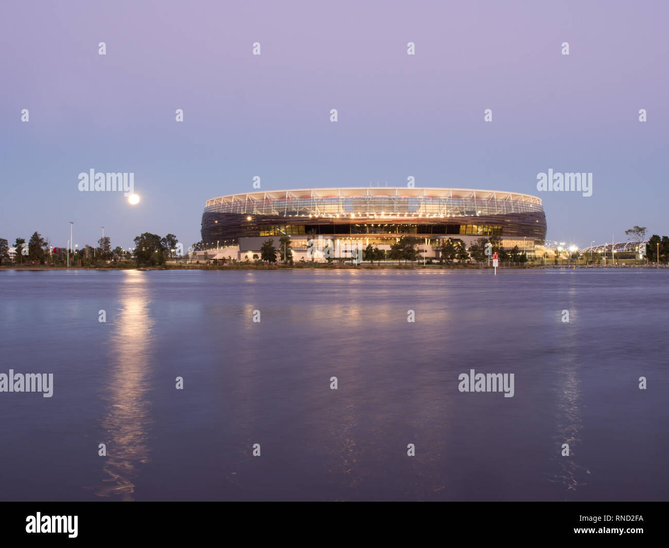 Luna crescente su Perth Optus Stadium sul Fiume Swan, Perth, Western Australia Foto Stock