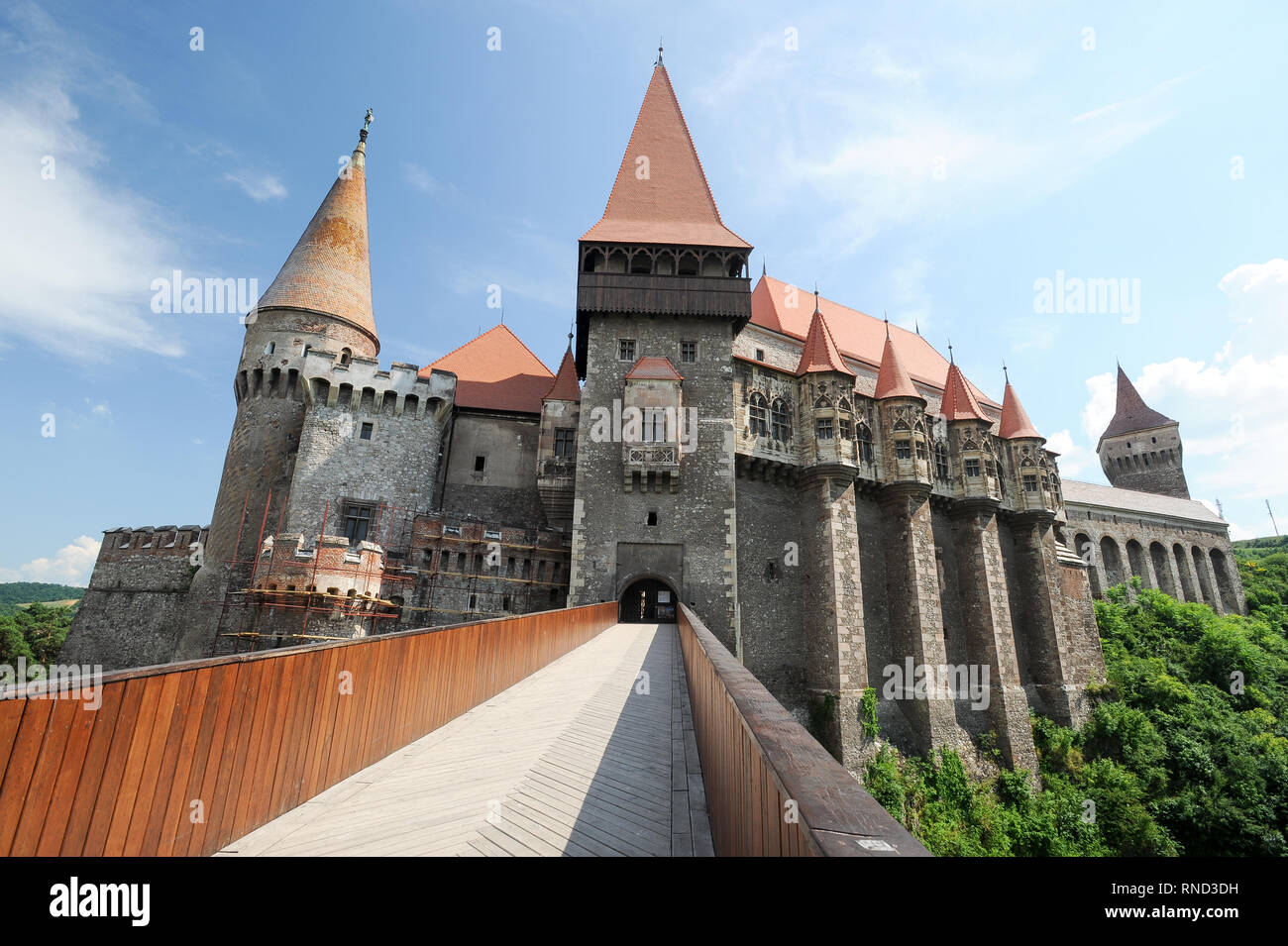 Il ponte principale, Turnul Buzdugan (Mace Torre), Gate Tower, Grande Palazzo e ultima torre di difesa torre NeBoisa del gotico-rinascimentale Castelul Corvinilor (Co Foto Stock