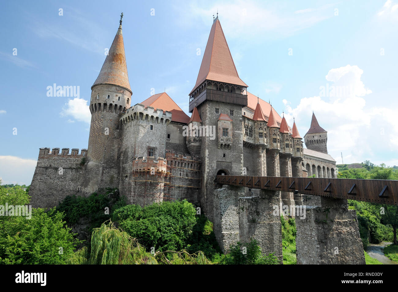 Il ponte principale, Turnul Buzdugan (Mace Torre), Gate Tower, Grande Palazzo e ultima torre di difesa torre NeBoisa del gotico-rinascimentale Castelul Corvinilor (Co Foto Stock
