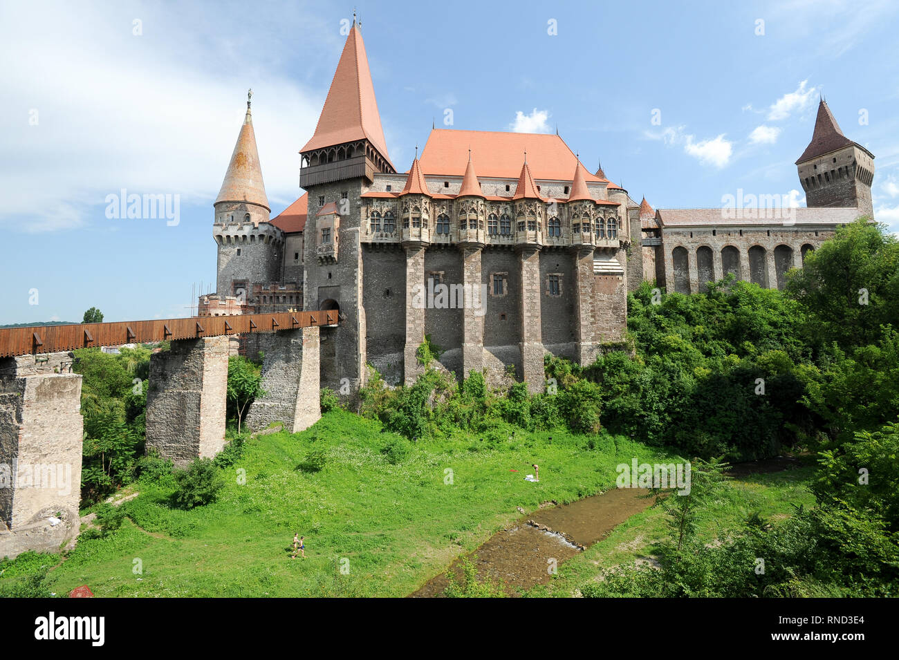 Il ponte principale, Turnul Buzdugan (Mace Torre), Gate Tower, Grande Palazzo e ultima torre di difesa torre NeBoisa del gotico-rinascimentale Castelul Corvinilor (Co Foto Stock