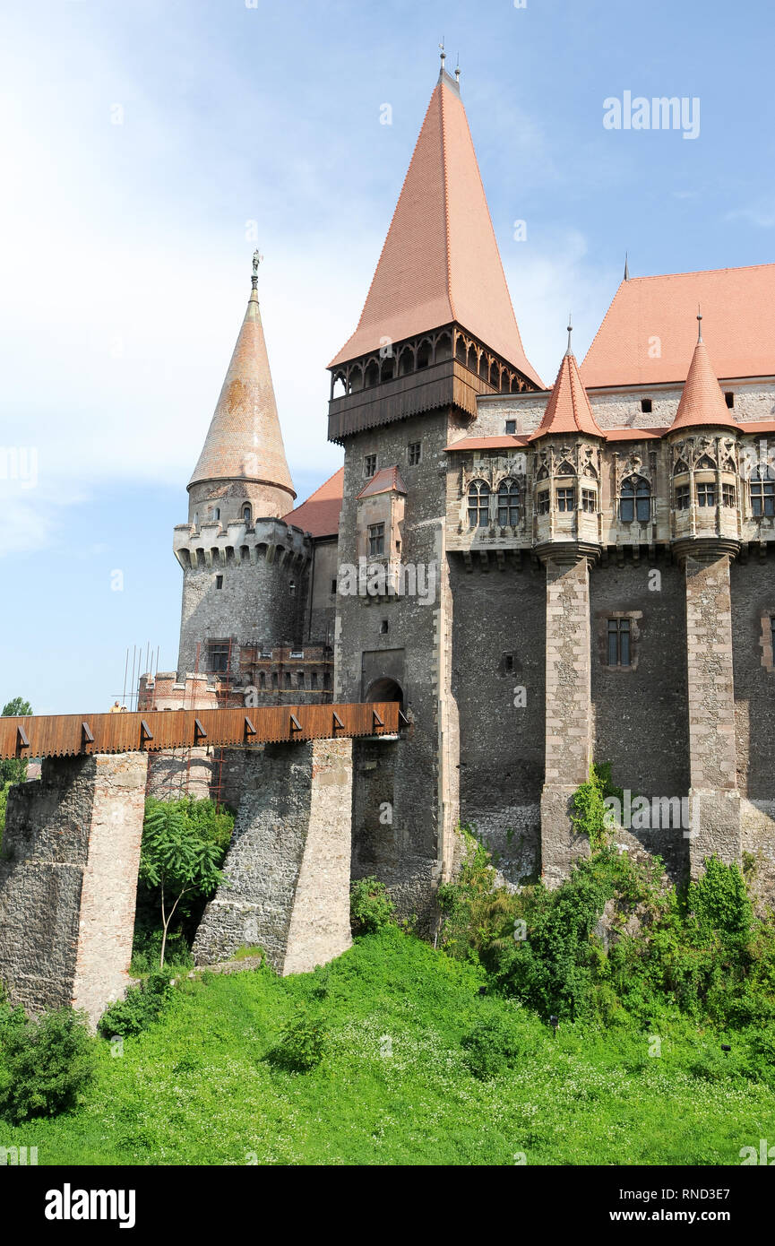 Il ponte principale, Turnul Buzdugan (Mace Torre), Gate Tower, grande palazzo del gotico-rinascimentale Castelul Corvinilor (Corvin castello costruito nel XV secolo da J Foto Stock
