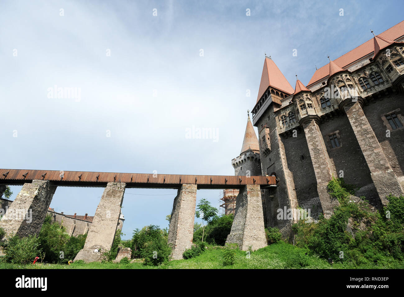 Il ponte principale, Turnul Buzdugan (Mace Torre), Gate Tower, grande palazzo del gotico-rinascimentale Castelul Corvinilor (Corvin castello costruito nel XV secolo da J Foto Stock