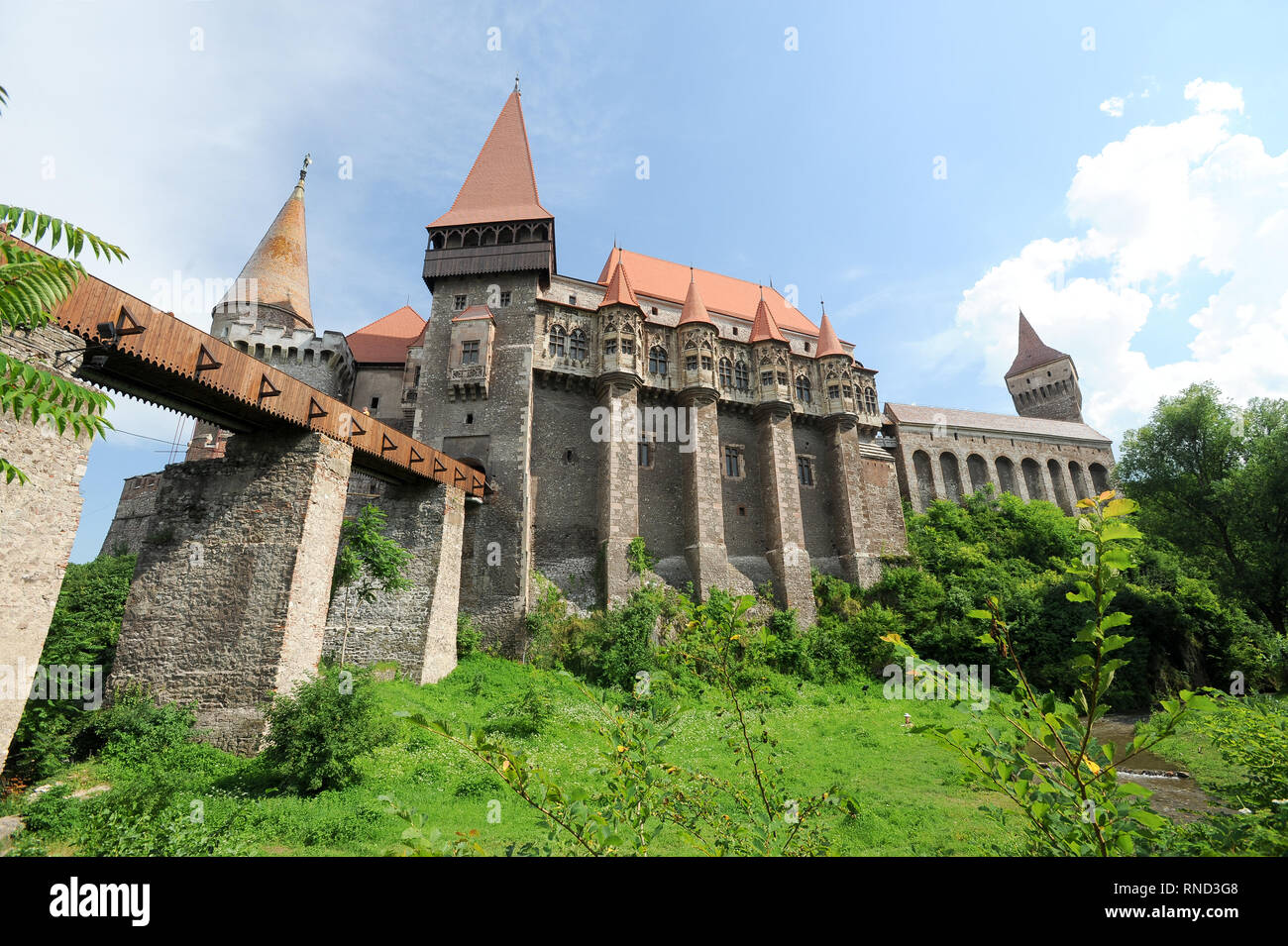 Il ponte principale, Turnul Buzdugan (Mace Torre), Gate Tower, Grande Palazzo e ultima torre di difesa torre NeBoisa del gotico-rinascimentale Castelul Corvinilor (Co Foto Stock