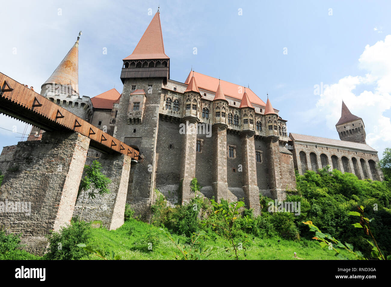 Il ponte principale, Turnul Buzdugan (Mace Torre), Gate Tower, Grande Palazzo e ultima torre di difesa torre NeBoisa del gotico-rinascimentale Castelul Corvinilor (Co Foto Stock