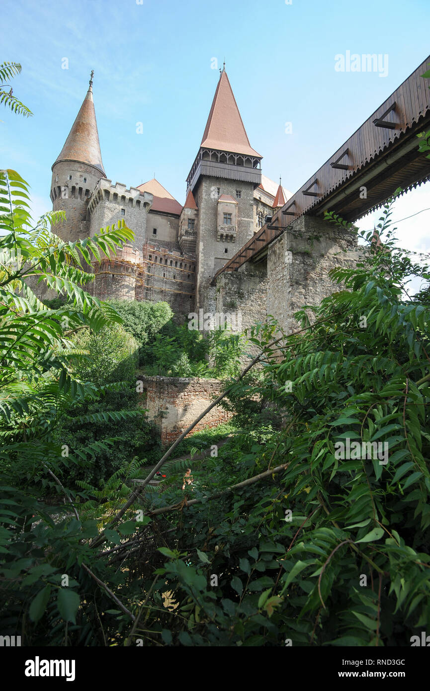 Il ponte principale, Turnul Buzdugan (Mace Torre), Gate Tower, grande palazzo del gotico-rinascimentale Castelul Corvinilor (Corvin castello costruito nel XV secolo da J Foto Stock