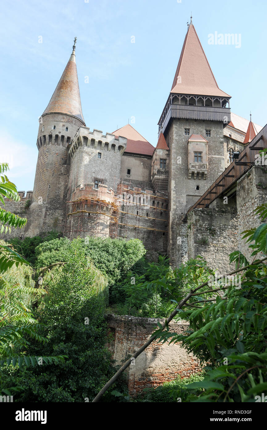 Il ponte principale, Turnul Buzdugan (Mace Torre), Gate Tower, grande palazzo del gotico-rinascimentale Castelul Corvinilor (Corvin castello costruito nel XV secolo da J Foto Stock