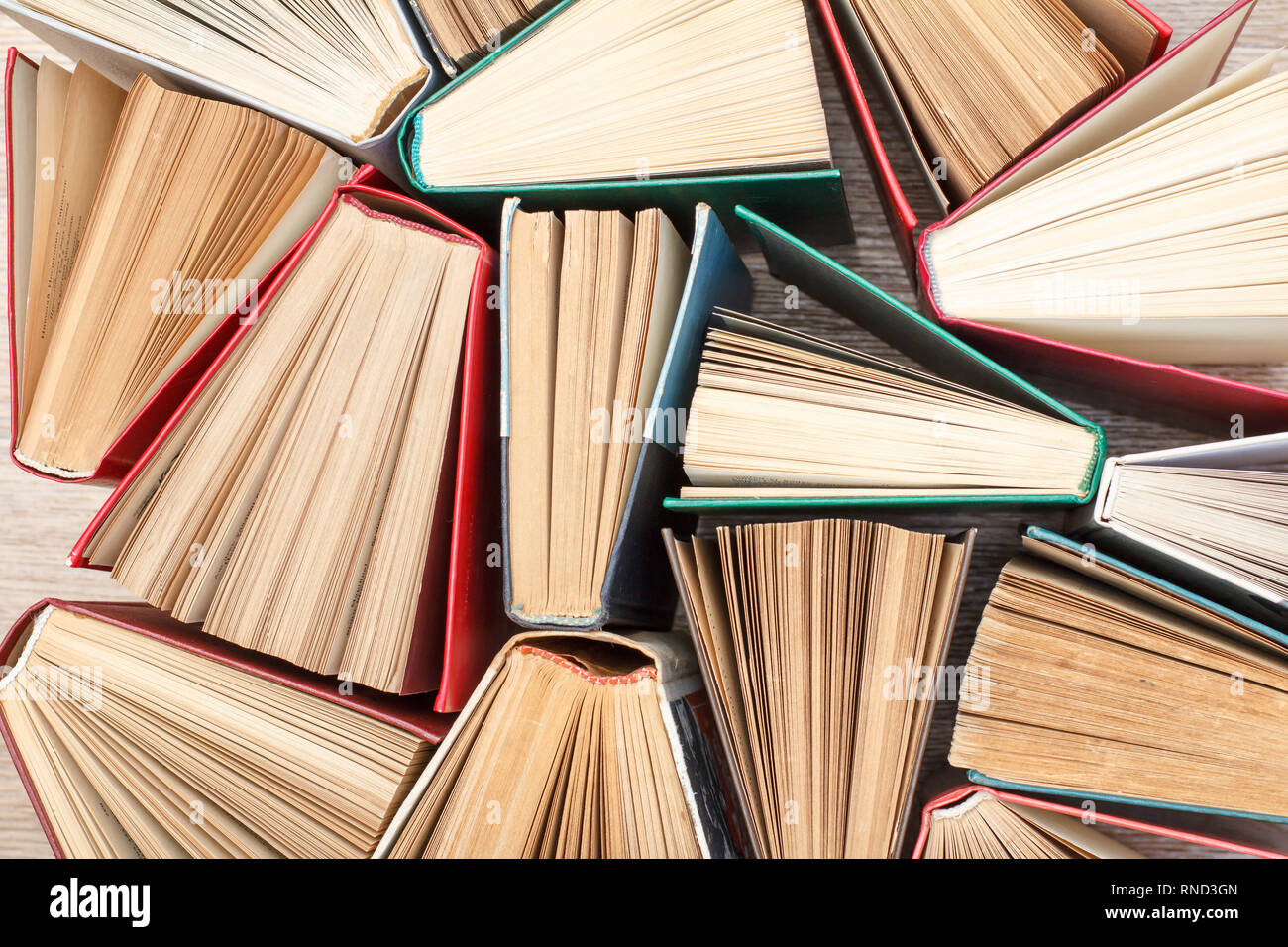 Gran numero di libri colorati. Copertina rigida con utilizzati libri. Vista da sopra. Sfondo di istruzione Foto Stock