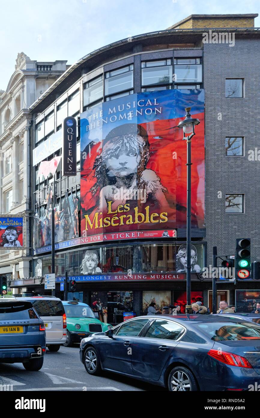L'ingresso anteriore al Queens Theatre Shaftsbury Avenue che mostra un grande cartellone per il musical "Les Miserables', il centro di Londra Inghilterra REGNO UNITO Foto Stock