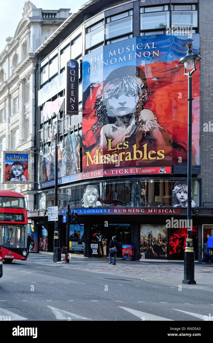 L'ingresso anteriore al Queens Theatre Shaftsbury Avenue che mostra un grande cartellone per il musical "Les Miserables', il centro di Londra Inghilterra REGNO UNITO Foto Stock