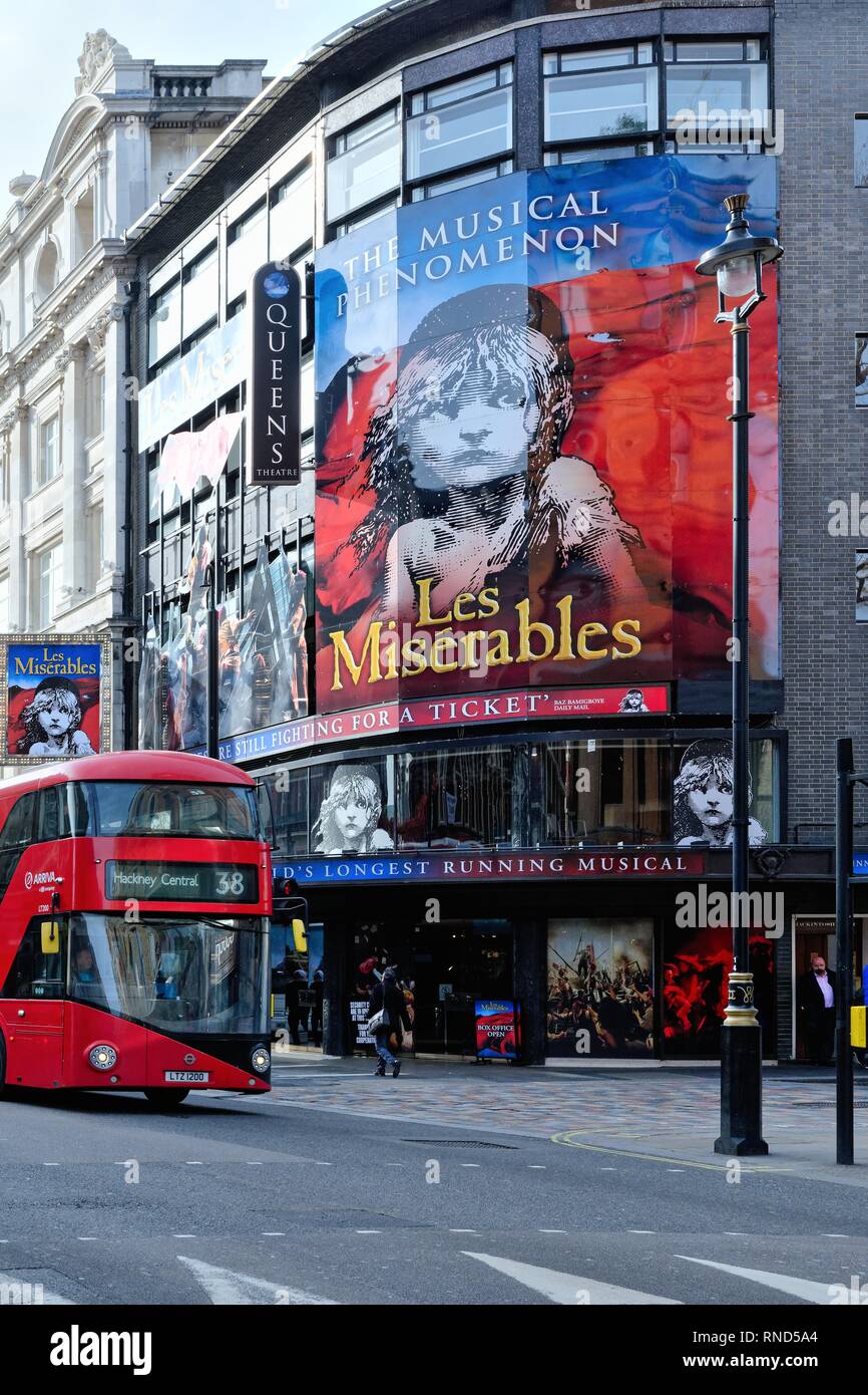 L'ingresso anteriore al Queens Theatre Shaftsbury Avenue che mostra un grande cartellone per il musical "Les Miserables', il centro di Londra Inghilterra REGNO UNITO Foto Stock