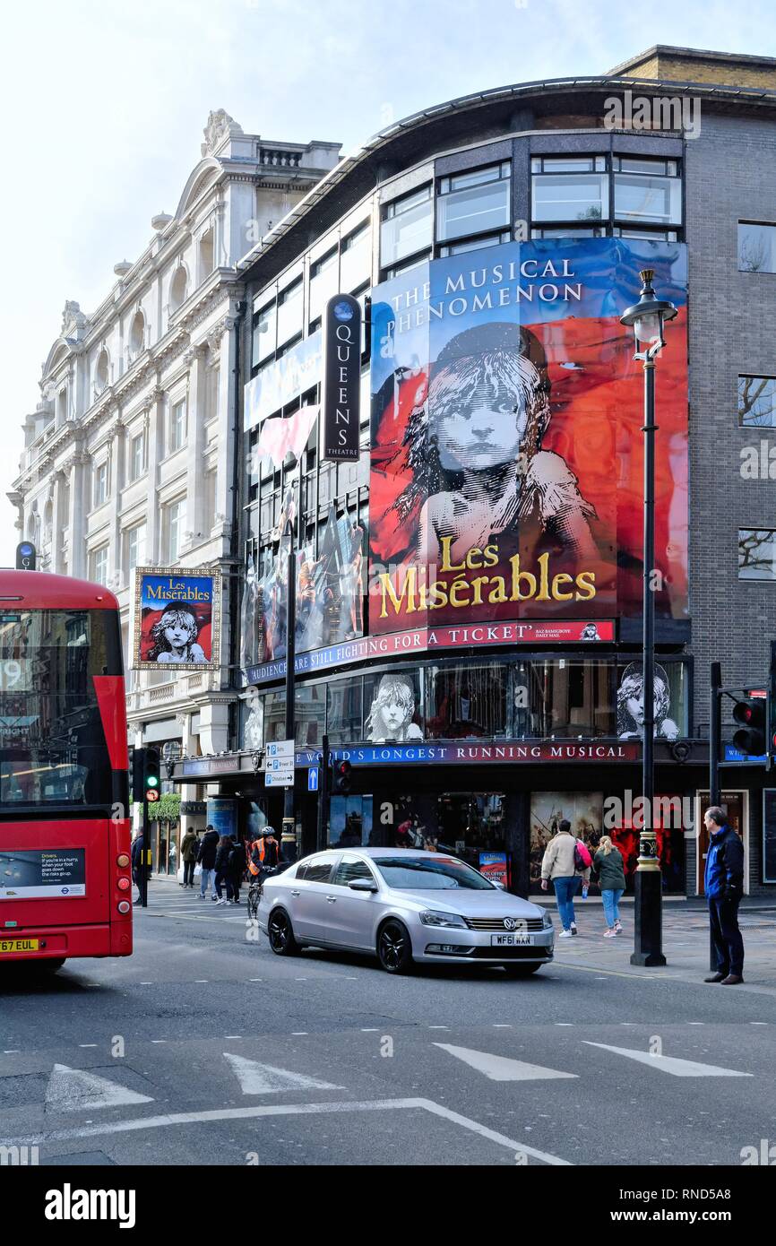 L'ingresso anteriore al Queens Theatre Shaftsbury Avenue che mostra un grande cartellone per il musical "Les Miserables', il centro di Londra Inghilterra REGNO UNITO Foto Stock