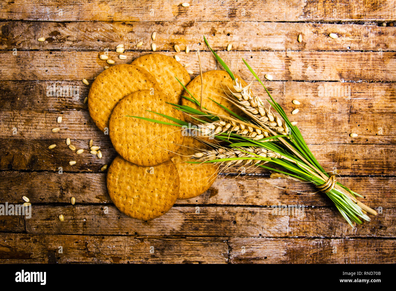 Integrale di grano i cookie e frumento ramo isolato Foto Stock
