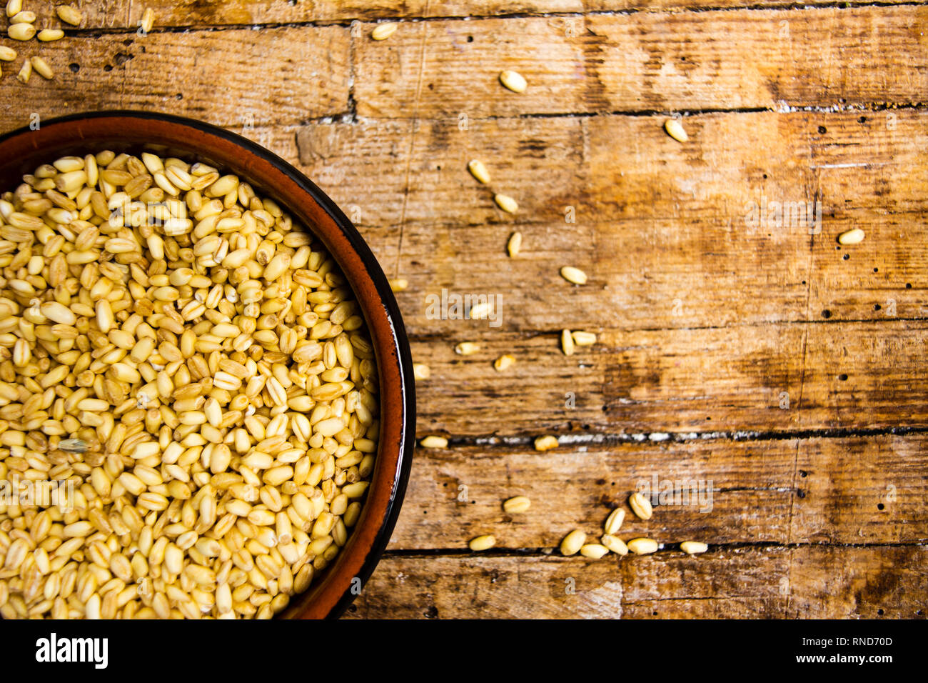 Ramo di frumento su una tavola di legno, agricoulture abstract Foto Stock