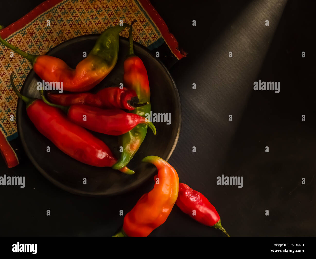 Ciotola di peperoncino rosso su sfondo nero Dark Fotografia Foto Stock