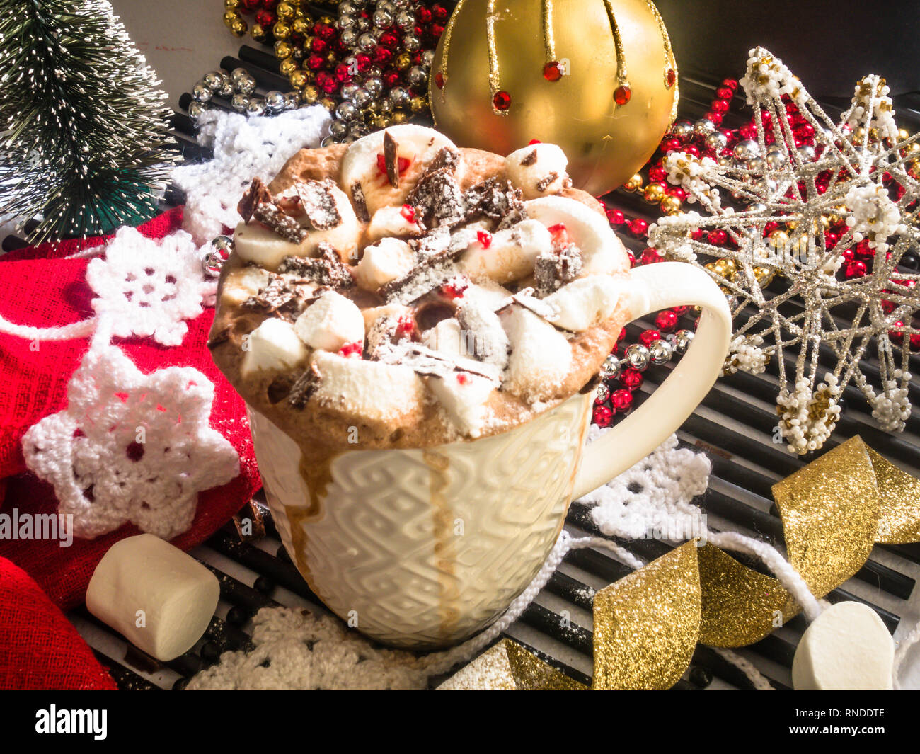 Il Natale di cioccolata calda con Marshmallows Foto Stock